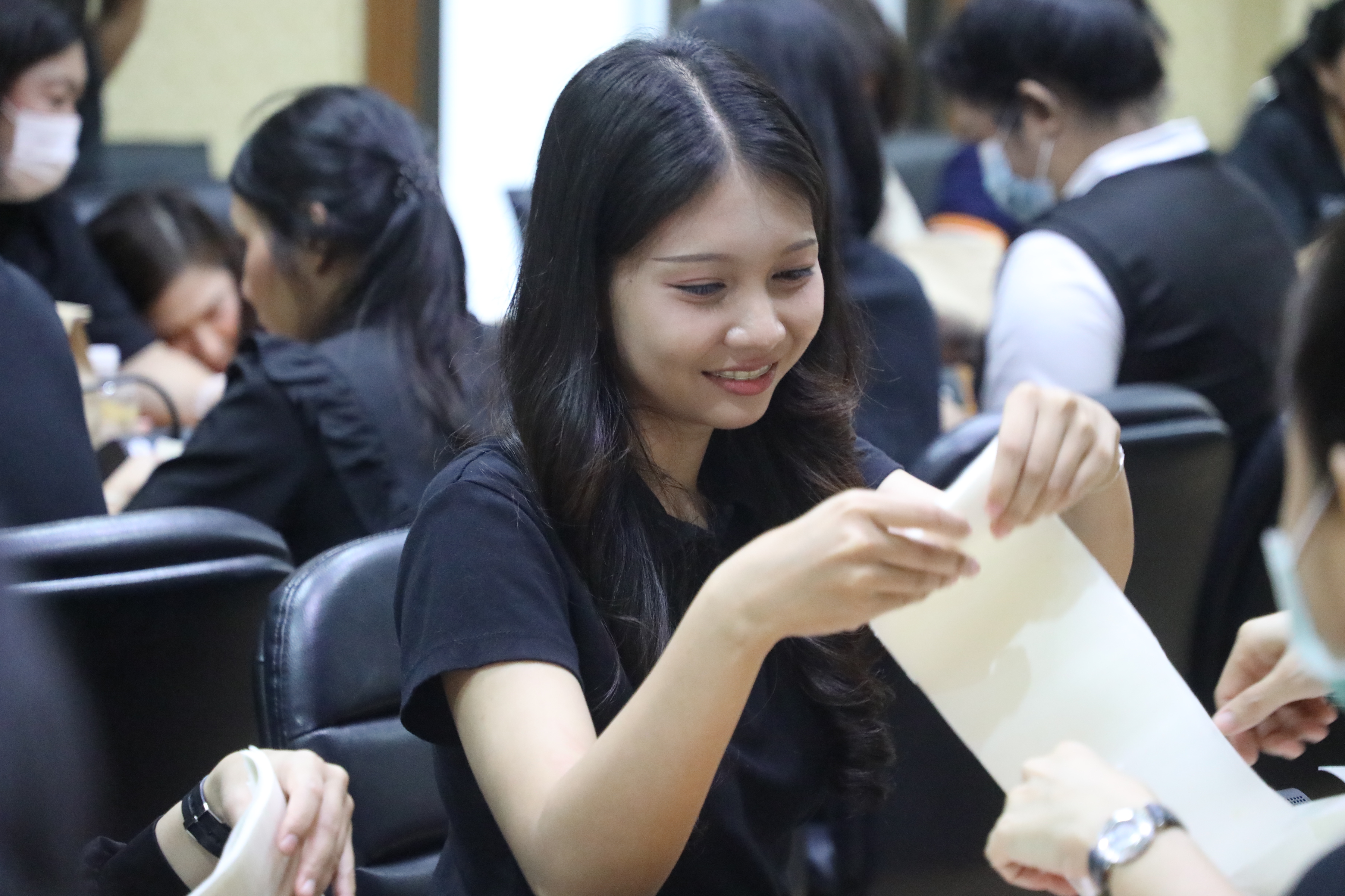 title - ส.ป.ก. จัดกิจกรรม “ประดิษฐ์ดอกไม้ถวายความอาลัย” ส่งเสริมสนับสนุนให้บุคลากรมีจิตสาธารณะและมีส่วนร่วมในการบำเพ็ญสาธารณะประโยชน์